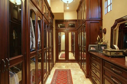  Elegant Walk In Wardrobe