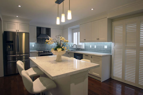   Transitional Paited Kitchen Beautiful Quartz Countertop Toronto