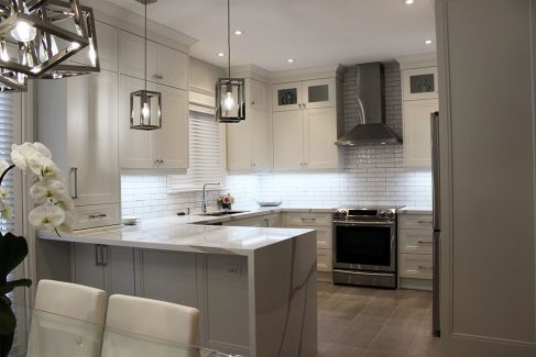 Kitchen designed by Joseph kitchen. Full kitchen renovation. Off white painted kitchen cabinets. Tall ceiling finished by double stack upper cabinets 2019 Richmond Hill.