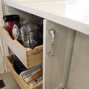 Solid wood, dovetail joint drawer. European soft close hinges. Fully extended pull out. 2019 Richmond Hill.