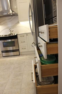 Canadian solid wood, dovetail joint drawers. European quiet close hinges. Heavy duty pull outs for life time. Kitchen design and built by Joseph Kitchen. Markham 2018.