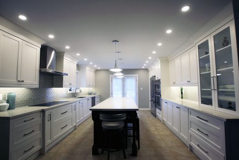 Off white transitional painted kitchen. Shaker door profile. Hanstone quartz counter top. The entire project done by Joseph kitchen. Newmarket 2018