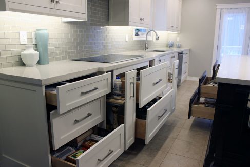 Off whited painted kitchen cabinets. Shaker door profile. Solid wood, dovetail joint drawers. European soft close hinges to close the cabinet doors and drawers quietly. Kitchen spice pull out to maximize the storage areas in the kitchen. The whole renovation by JK Newmarket 2018