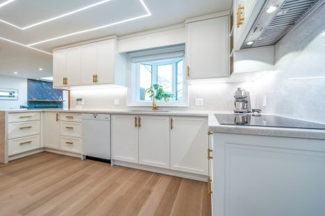 Kitchen remodeling Markham designer and builder JK. Transitional off white kitchen cabinets. Quartz countertop