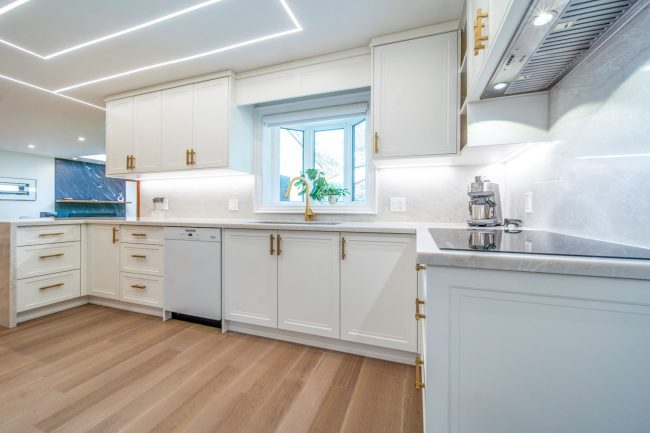 Kitchen remodeling Markham designer and builder JK. Transitional off white kitchen cabinets. Quartz countertop