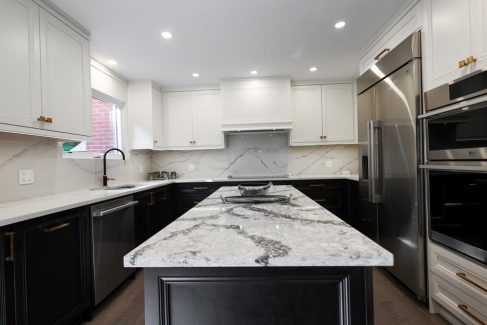 Kitchen remodeling in the GTA. Custom-made two-tone kitchen cabinets with solid wood, painted in off-white and stained in charcoal. Design & Build by JK Markham.