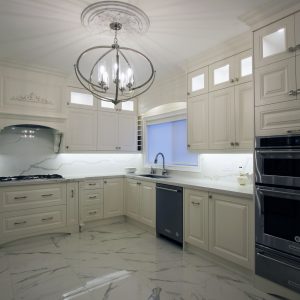 Custom design and build kitchen. Painted raised panel kitchen cabinet doors. Veined quartz counter top. Toronto 2019