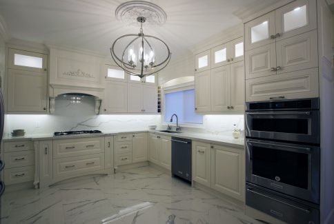 Custom design and build kitchen. Painted raised panel kitchen cabinet doors. Veined quartz counter top. Toronto 2019