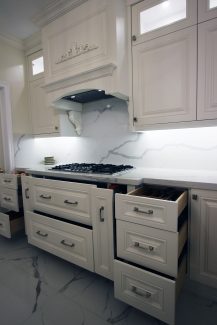 Transitional white painted kitchen. double stack kitchen cabinets reached to the ceiling with riser and crown molding. Veined quartz counter top. Solid wood drawers. Toronto 2019