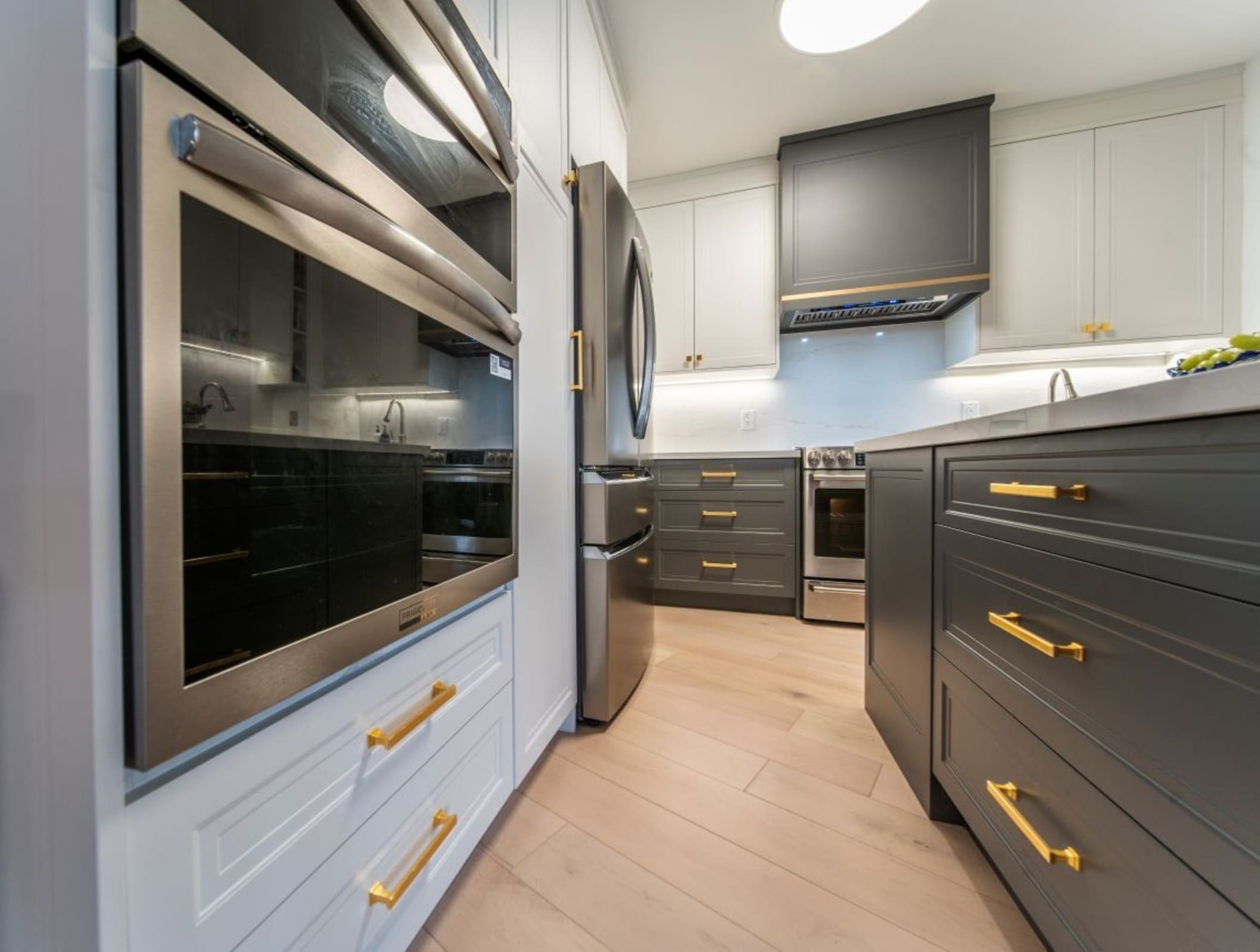 Transitional two tone kitchen cabinets. Painted MDF manufactured by JK . Quartz countertop and backsplash, Thornhill. Kosher kitchen () ()
